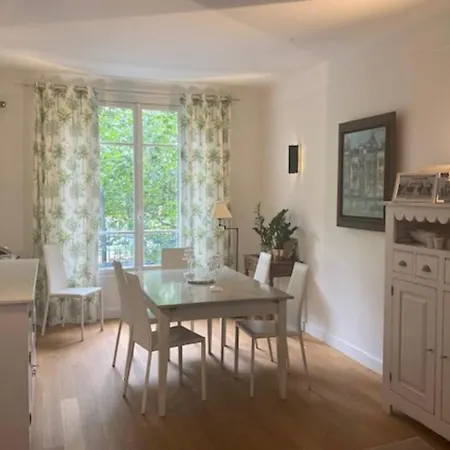 Spacious Near Champs Elysees Paris