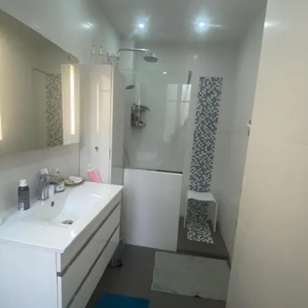 Spacious Near Champs Elysees * Paris